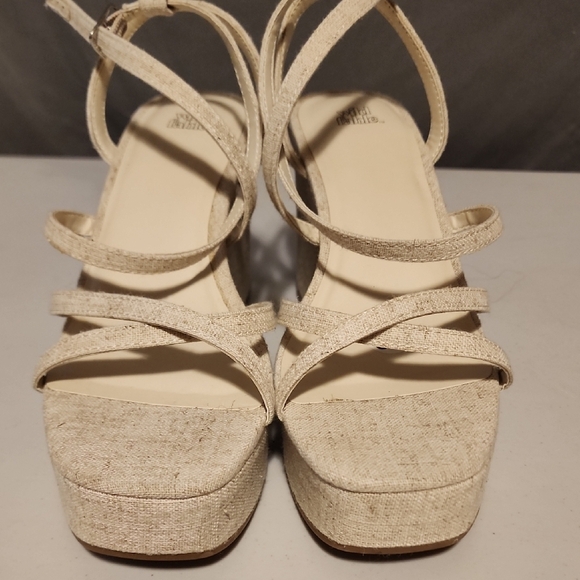 Chic Cream Wedges with Strappy Design - Picture 4 of 5